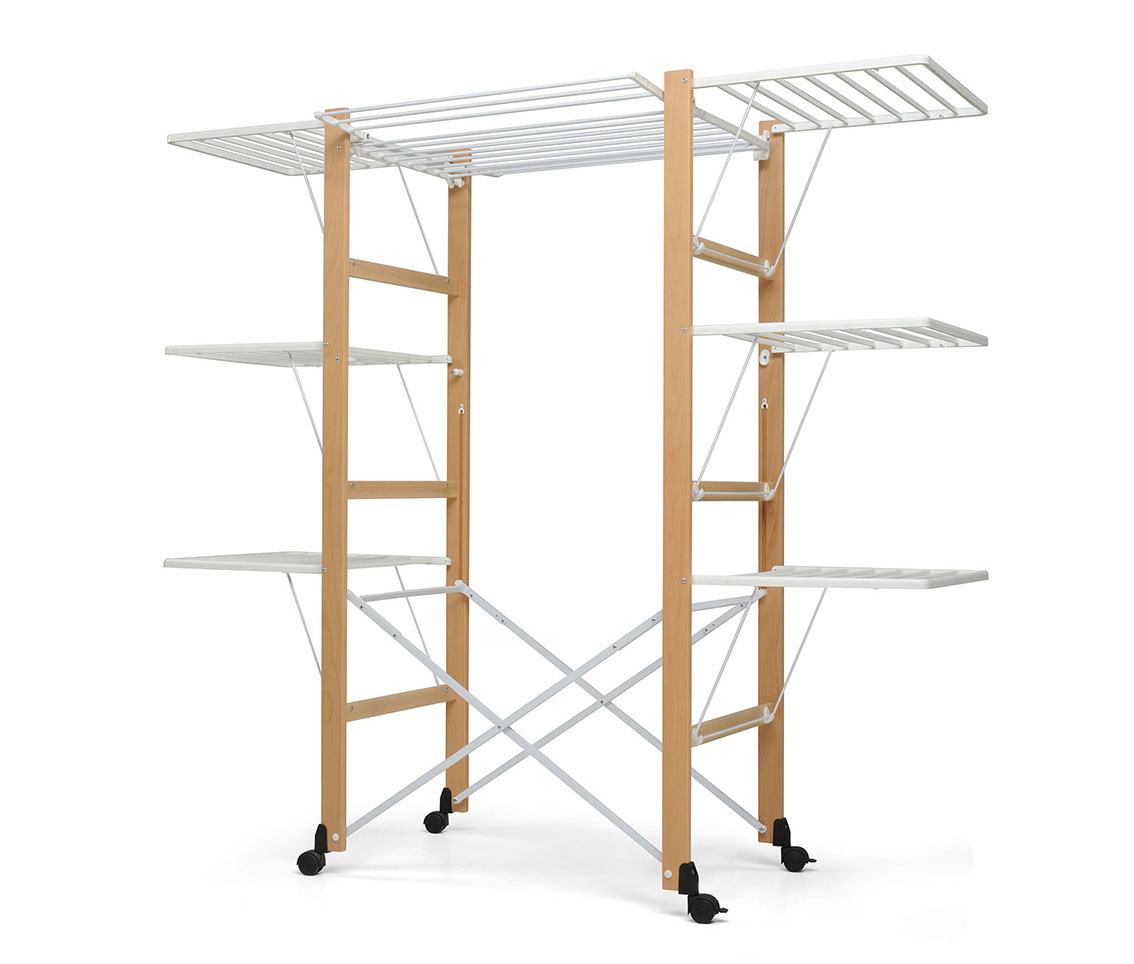 In legno massiccio di faggio verniciato, Ursus di Foppapedretti in vendita su Qvc è modulabile in base al bucato grazie al piano centrale e alle ali regolabili. Offre 33 metri di filo utile e, da chiuso, resta in piedi occupando solo 18 cm. Si sposta agilmente grazie alle 4 ruote piroettanti, di cui due con freno. Aperto misura L 164 x P 80 x H 176 cm. Prezzo 274 euro. www.qvc.it In legno massiccio di faggio verniciato, Ursus di Foppapedretti in vendita su Qvc è modulabile in base al bucato grazie al piano centrale e alle ali regolabili. Offre 33 metri di filo utile e, da chiuso, resta in piedi occupando solo 18 cm. Si sposta agilmente grazie alle 4 ruote piroettanti, di cui due con freno. Aperto misura L 164 x P 80 x H 176 cm. Prezzo 274 euro. www.qvc.it