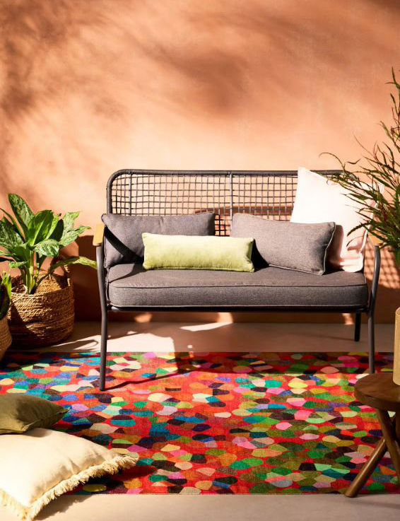 Allegro e colorato il tappeto da esterno (codice articolo 93176495) di Bonprix completamente prodotto, con tessitura piatta, in 100% poliestere riciclato; la superficie stampata è decorata da un motivo a pois multicolori. Misura L 70 x P 140 cm. Prezzo 50,99 euro. https://www.bonprix.it Allegro e colorato il tappeto da esterno (codice articolo 93176495) di Bonprix completamente prodotto, con tessitura piatta, in 100% poliestere riciclato; la superficie stampata è decorata da un motivo a pois multicolori. Misura L 70 x P 140 cm. Prezzo 50,99 euro. https://www.bonprix.it