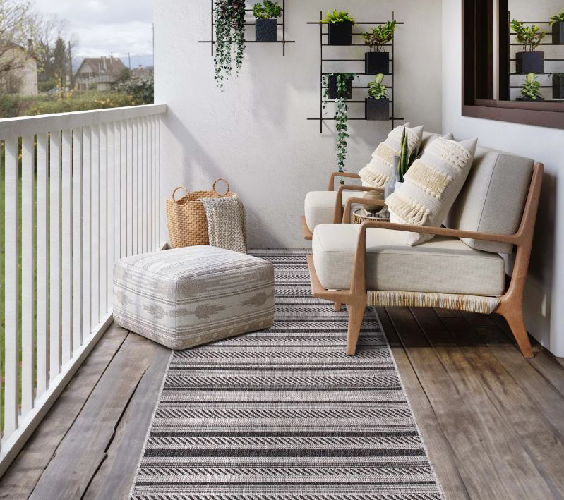 Grazie alla forma a passatoia può essere sistemato su un balcone lungo il tappeto da esterno Flatweave Stripes grigio in vendita da OBI; è realizzato in polipropilene intrecciato a tessitura piatta. Misura L 80 x P 200 cm. Prezzo 39,95 euro. https://www.obi-italia.it Grazie alla forma a passatoia può essere sistemato su un balcone lungo il tappeto da esterno Flatweave Stripes grigio in vendita da OBI; è realizzato in polipropilene intrecciato a tessitura piatta. Misura L 80 x P 200 cm. Prezzo 39,95 euro. https://www.obi-italia.it