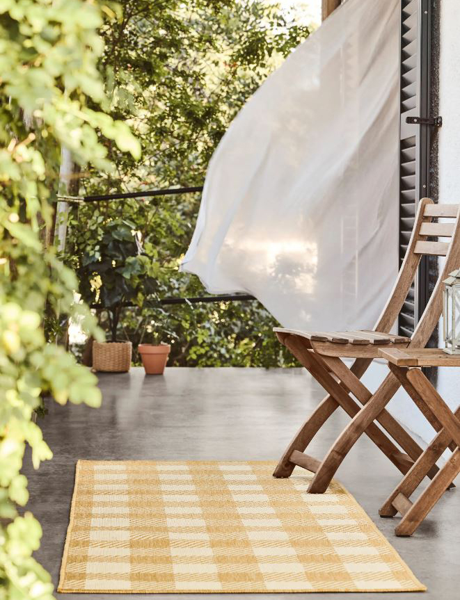 Il tappeto per esterni Gingham di Rugvista è decorato da un motivo a quadretti bianco e giallo; è prodotto in poliestere  che lo rende lucido e morbido. Misura L 80 x P 200 cm. Prezzo 60 euro. https://www.rugvista.it Il tappeto per esterni Gingham di Rugvista è decorato da un motivo a quadretti bianco e giallo; è prodotto in poliestere  che lo rende lucido e morbido. Misura L 80 x P 200 cm. Prezzo 60 euro. https://www.rugvista.it