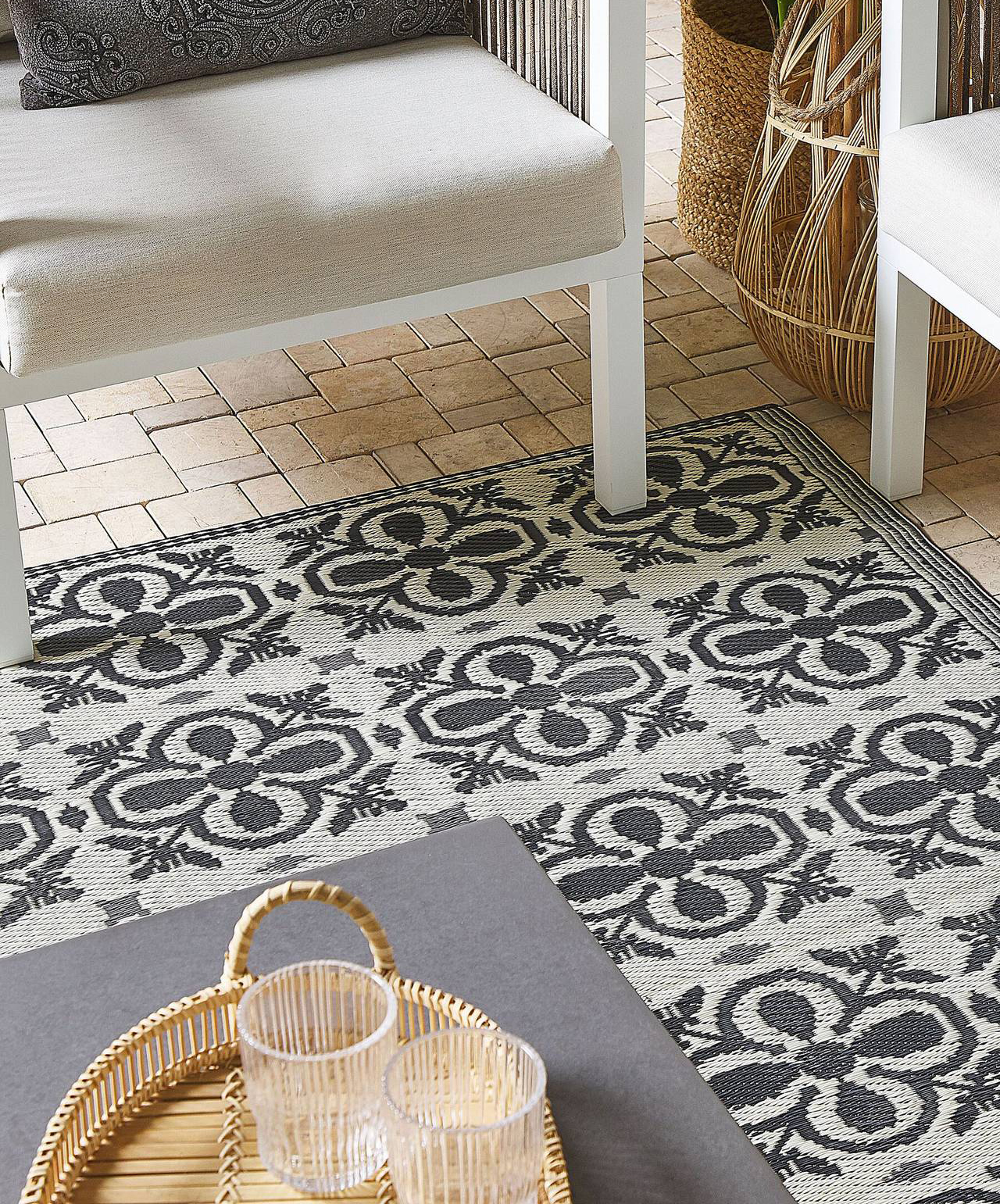 Effetto optical per il tappeto da esterno Nellur di Beliani che ha la superficie decorata da un motivo geometrico. È completamente tessuto a macchina in polipropilene, resistente e di alta qualità, che lo rende facile da pulire. Misura L 120 x P 180 cm. Prezzo 59,99 euro. https://www.beliani.it Effetto optical per il tappeto da esterno Nellur di Beliani che ha la superficie decorata da un motivo geometrico. È completamente tessuto a macchina in polipropilene, resistente e di alta qualità, che lo rende facile da pulire. Misura L 120 x P 180 cm. Prezzo 59,99 euro. https://www.beliani.it