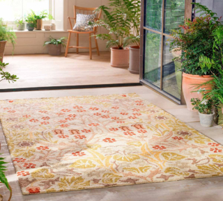 Il raffinato motivo floreale del grande tappeto Tapis Blackthorn Wheat in-outdoor di Morris & Co. in vendita su Etoffe.com lo rende molto decorativo. È prodotto in 100% poliestere PET riciclato, un materiale resistente agli agenti atmosferici e ai raggi UV, che lo rende lavabile con acqua e detersivo delicato. Misura L 140 x P 200 cm. Prezzo 349 euro. https://www.etoffe.com Il raffinato motivo floreale del grande tappeto Tapis Blackthorn Wheat in-outdoor di Morris & Co. in vendita su Etoffe.com lo rende molto decorativo. È prodotto in 100% poliestere PET riciclato, un materiale resistente agli agenti atmosferici e ai raggi UV, che lo rende lavabile con acqua e detersivo delicato. Misura L 140 x P 200 cm. Prezzo 349 euro. https://www.etoffe.com