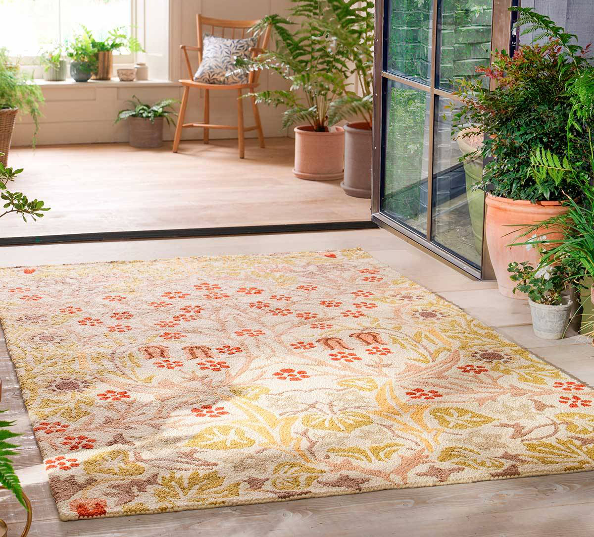 Il raffinato motivo floreale del grande tappeto Tapis Blackthorn Wheat in-outdoor di  Morris & Co. in vendita su Etoffe.com lo rende molto decorativo. È prodotto in 100% poliestere PET riciclato, un materiale resistente agli agenti atmosferici e ai raggi UV, che lo rende lavabile con acqua e detersivo delicato. Misura L 140 x P 200 cm. Prezzo 349 euro. https://www.etoffe.com Il raffinato motivo floreale del grande tappeto Tapis Blackthorn Wheat in-outdoor di  Morris & Co. in vendita su Etoffe.com lo rende molto decorativo. È prodotto in 100% poliestere PET riciclato, un materiale resistente agli agenti atmosferici e ai raggi UV, che lo rende lavabile con acqua e detersivo delicato. Misura L 140 x P 200 cm. Prezzo 349 euro. https://www.etoffe.com