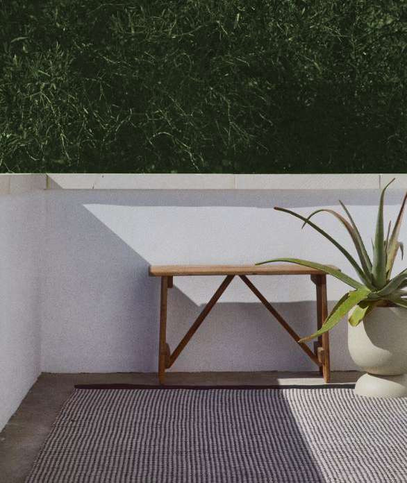 Il grande tappeto rettangolare (N. art.1273257001) di H&M Home in polipropilene nei toni del bianco e del grigio può essere usato su un terrazzo o in un living eclettico. Misura L 200 x P 300 cm. Prezzo 299 euro. https://www2.hm.com Il grande tappeto rettangolare (N. art.1273257001) di H&M Home in polipropilene nei toni del bianco e del grigio può essere usato su un terrazzo o in un living eclettico. Misura L 200 x P 300 cm. Prezzo 299 euro. https://www2.hm.com