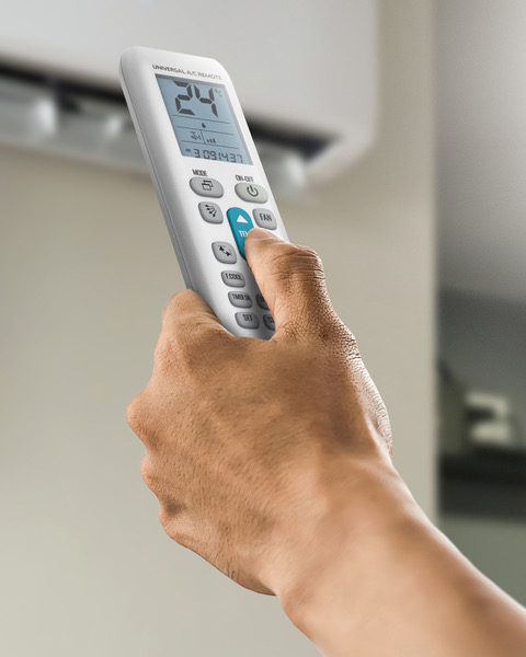 Facile da programmare e da usare e di dimensioni contenute per una facile presa in mano, AC50 di Meliconi funziona con la quasi totalità delle marche di condizionatori e/o pompe di calore. Ha cinque modalità di funzionamento selezionabili (auto, freddo, umidificatore, ventilatore, caldo) e timer di accensione e spegnimento. Prezzo 14,99 euro. www.meliconi.com