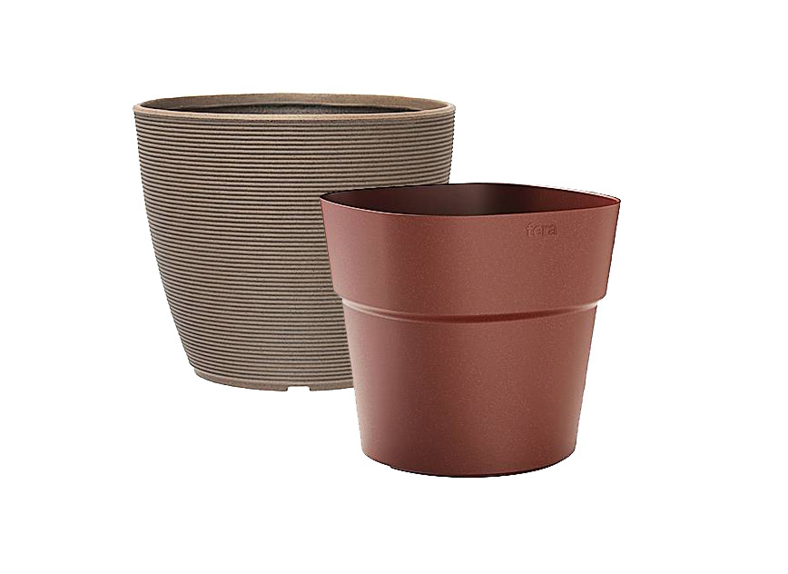 Il vaso Duna in plastica riciclata è disponibile in tre formati e quattro colori, misura Ø 38 x H 32 cm e costa a partire da 29,99 euro; il vaso Andromeda esiste in quattro misure e dieci colori, da Ø 28 x H 26 cm e costa da 8,99 euro. Entrambi di TeraPlast. www.teraitaly.com Il vaso Duna in plastica riciclata è disponibile in tre formati e quattro colori, misura Ø 38 x H 32 cm e costa a partire da 29,99 euro; il vaso Andromeda esiste in quattro misure e dieci colori, da Ø 28 x H 26 cm e costa da 8,99 euro. Entrambi di TeraPlast. www.teraitaly.com