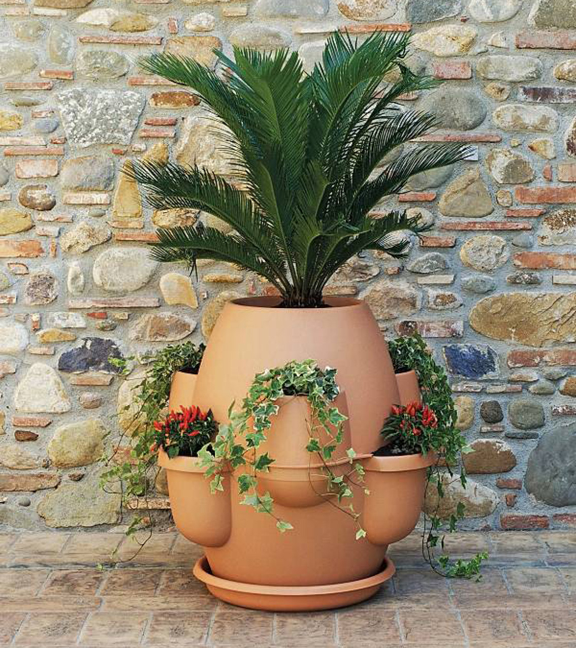 In polipropilene, il vaso Oasi di Bama ha la forma di un grande orcio toscano. Misura Ø 80 x H 80 cm e costa 74 euro. www.bamagroup.com In polipropilene, il vaso Oasi di Bama ha la forma di un grande orcio toscano. Misura Ø 80 x H 80 cm e costa 74 euro. www.bamagroup.com