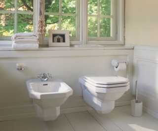 Fanno parte della serie 1930 di Duravit il vaso e il bidet sospesi in ceramica sanitaria bianca dalla forma squadrata. Misurano, cadauno, L 36 x P 58,5 cm. Prezzo del vaso a cacciata 1.119 euro. Prezzo del sedile ottagonale con coperchio e chiusura rallentata 540 euro. Prezzo del bidet monoforo con troppopieno 1.009 euro. www.duravit.it Fanno parte della serie 1930 di Duravit il vaso e il bidet sospesi in ceramica sanitaria bianca dalla forma squadrata. Misurano, cadauno, L 36 x P 58,5 cm. Prezzo del vaso a cacciata 1.119 euro. Prezzo del sedile ottagonale con coperchio e chiusura rallentata 540 euro. Prezzo del bidet monoforo con troppopieno 1.009 euro. www.duravit.it