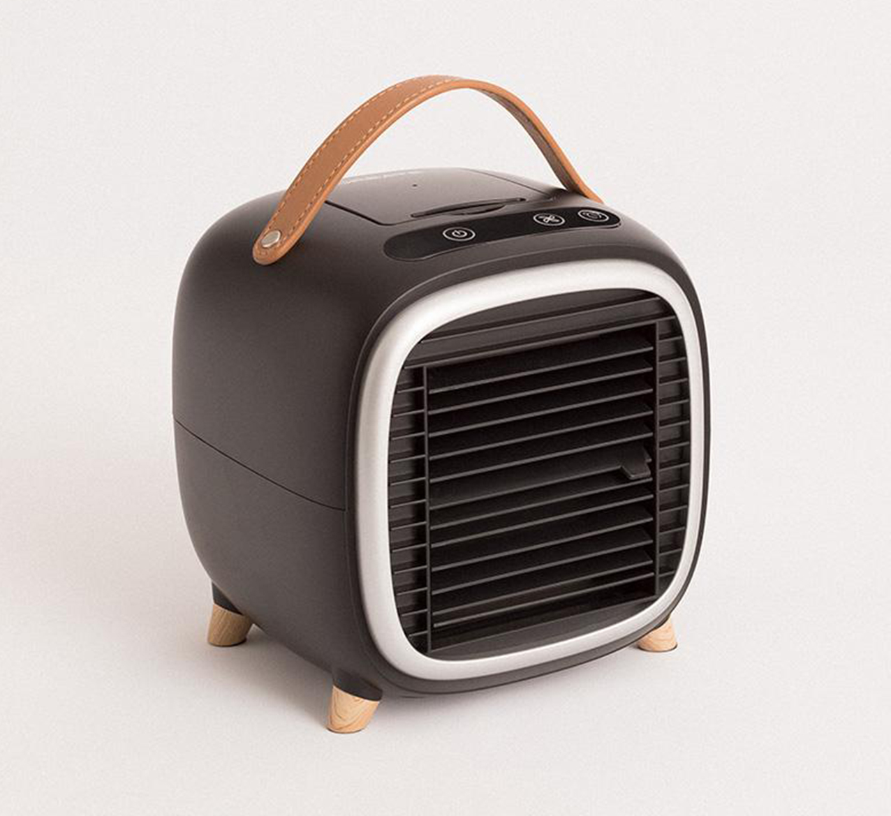 È dotato di un manico di cuoio per trasportarlo e di piccoli sostegni antiscivolo, il mini ventilatore da tavolo portatile Air Cooler Box Studio di Create, silenzioso caratterizzato da un design retrò. Funziona anche come umidificatore per creare una gradevole sensazione di fresco. Le 3 velocità e il timer fino a 8 ore sono gestibili dal pannello LCD Touch. Misura L 16 x P 12 x H 21 cm. Prezzo 49,95 euro. www.create-store.com