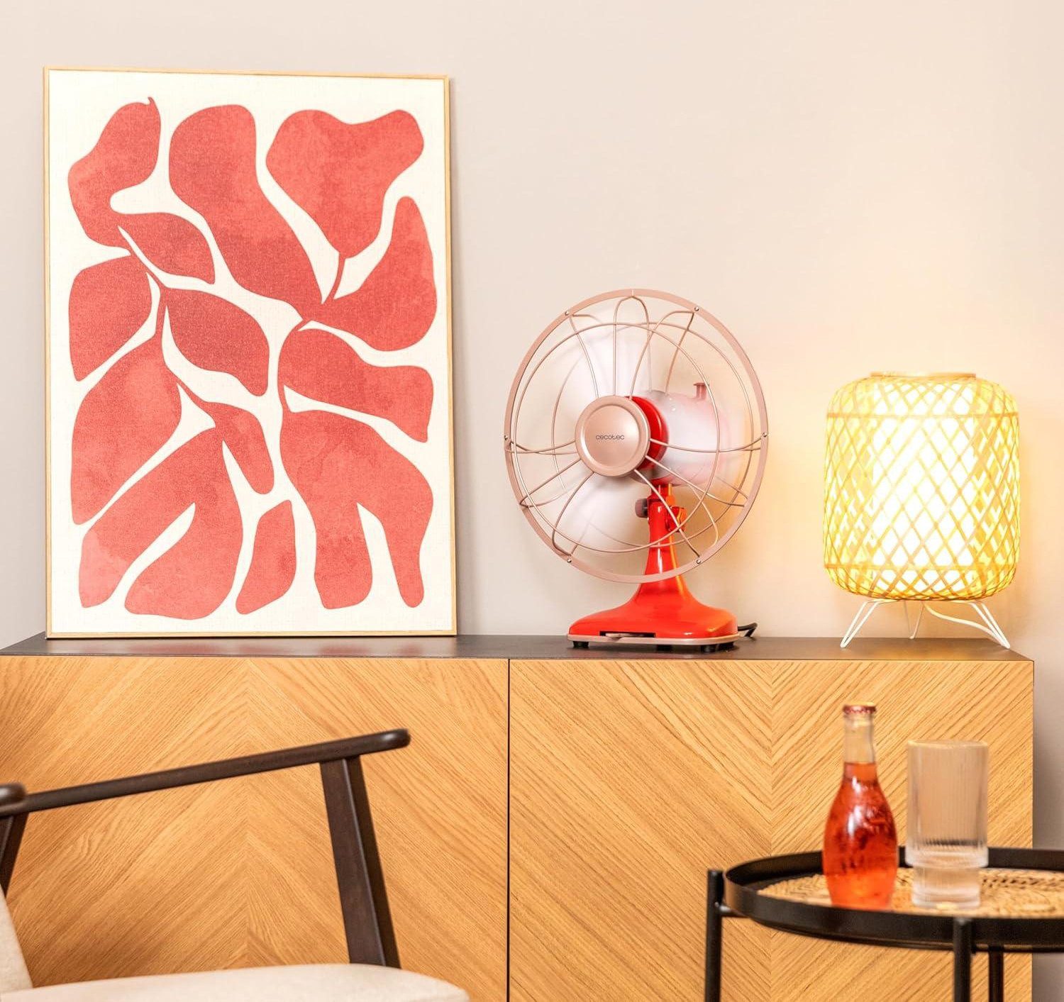 Colorato, il ventilatore in stile retrò EnergySilence di Cecotec rinfresca e arreda. Ha potenza di 40 watt, 3 velocità e oscillazione di 80° per direzionare l’aria dove si preferisce. Misura L 43 x P 26,5 x H 33,5 cm. Prezzo 66,90 euro. www.amazon.it