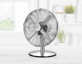 Con elegante griglia in acciaio, il ventilatore da tavolo della linea Fancy Home di Tescoma ha tre regolazioni della velocità dell’aria, inclinazione regolabile e rotazione di 90 gradi. ø 30 cm. Prezzo 99 euro. www.tescomaonline.it Con elegante griglia in acciaio, il ventilatore da tavolo della linea Fancy Home di Tescoma ha tre regolazioni della velocità dell’aria, inclinazione regolabile e rotazione di 90 gradi. ø 30 cm. Prezzo 99 euro. www.tescomaonline.it