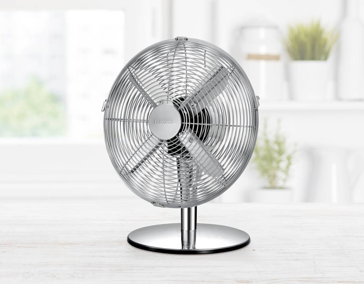 Con elegante griglia in acciaio, il ventilatore da tavolo della linea Fancy Home di Tescoma ha tre regolazioni della velocità dell’aria, inclinazione regolabile e rotazione di 90 gradi. ø 30 cm. Prezzo 99 euro. www.tescomaonline.it