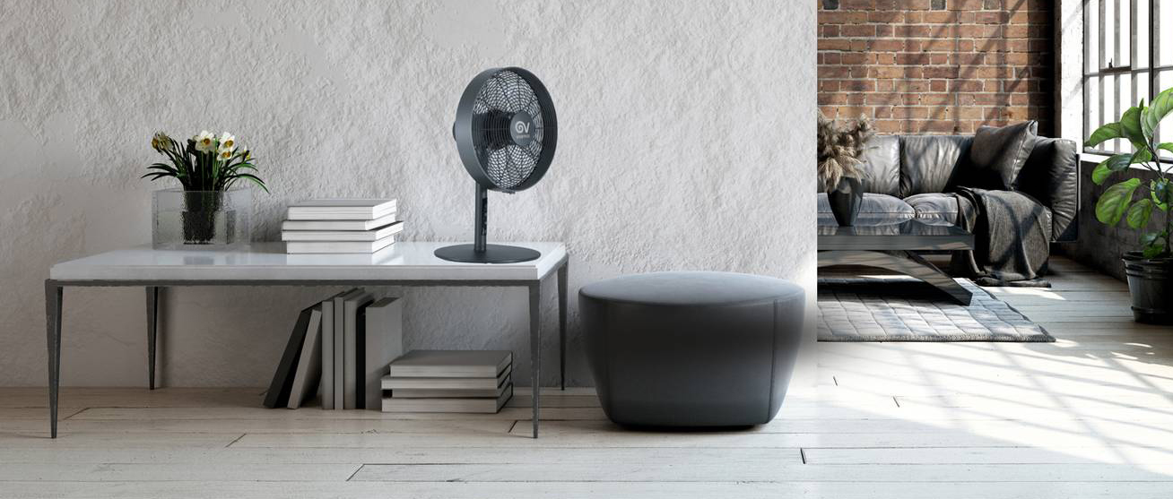 La versione da tavolo del ventilatore Gordon Evo di Vortice è disponibile in 4 modelli di cui 3 verniciati grigio chiaro e 1 oro rosa e con 3 diametri a scelta da 20, 30 e 40 cm. Il motore DC Bruchless ne garantisce la massima silenziosità garantendo bassi consumi a fronte di elevate prestazioni e la possibilità di impostare la rotazione automatica del gruppo motoventilante intorno all’asse verticale crea un piacevole flusso rinfrescante senza creare fastidio. Da ø 20 cm, prezzo 125 euro. www.vortice.it