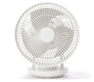 Non solo rinfresca l’aria, ma il ventilatore di Muji può diffondere la fragranza naturale degli oli essenziali che si preferisce. Con oscillazione di 360° e inclinazione di 90°, è regolabile su 3 velocità. Misura L 28 x P 22 x H 34 cm. Prezzo 89,95 euro. www.muji.com Non solo rinfresca l’aria, ma il ventilatore di Muji può diffondere la fragranza naturale degli oli essenziali che si preferisce. Con oscillazione di 360° e inclinazione di 90°, è regolabile su 3 velocità. Misura L 28 x P 22 x H 34 cm. Prezzo 89,95 euro. www.muji.com