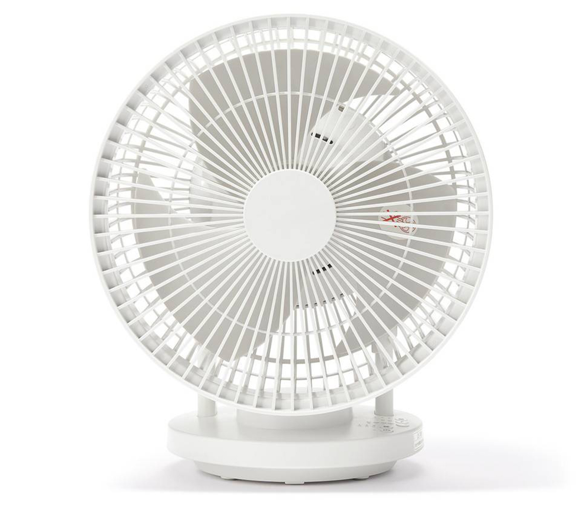 Non solo rinfresca l’aria, ma il ventilatore di Muji può diffondere la fragranza naturale degli oli essenziali che si preferisce. Con oscillazione di 360° e inclinazione di 90°, è regolabile su 3 velocità. Misura L 28 x P 22 x H 34 cm. Prezzo 89,95 euro. www.muji.com