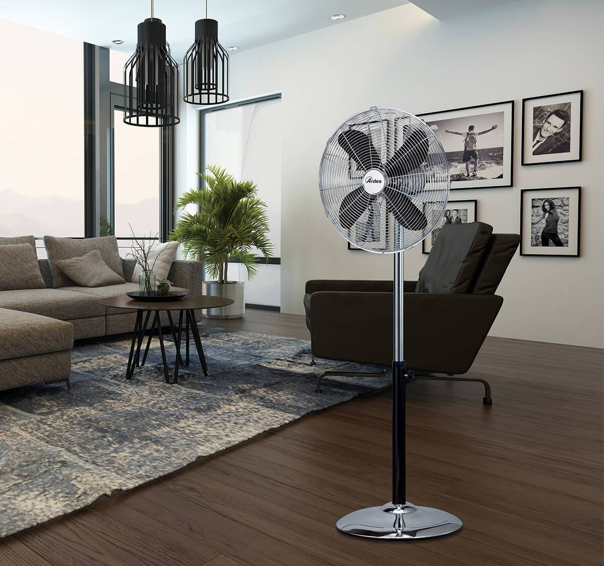 Con griglia cromata da Ø 40 cm, AR5C40PBH di Ardes ha oscillazione laterale automatica e inclinazione verticale. L’altezza è regolabile da 102 a 170 cm. Potenza 50 watt e 3 velocità di regolazione. Prezzo 74,90 euro. www.conforama.it