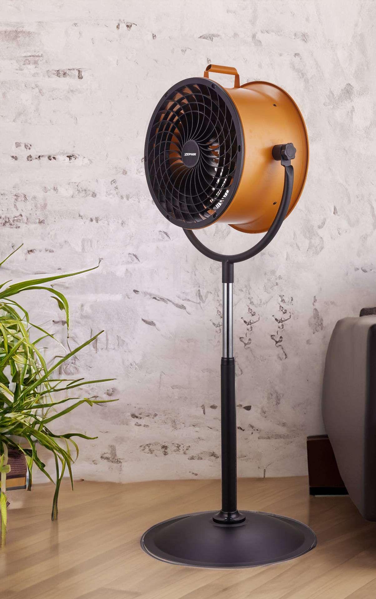 Stile industrial per la piantana ZDM35P di Zephir caratterizzata da un tubolare in metallo verniciato. Con griglia rotante, ha potenza di 120 watt ed è regolabile su 3 velocità. Misura Ø 35 cm x H 130 cm. Prezzo 119 euro. www.amazon.it