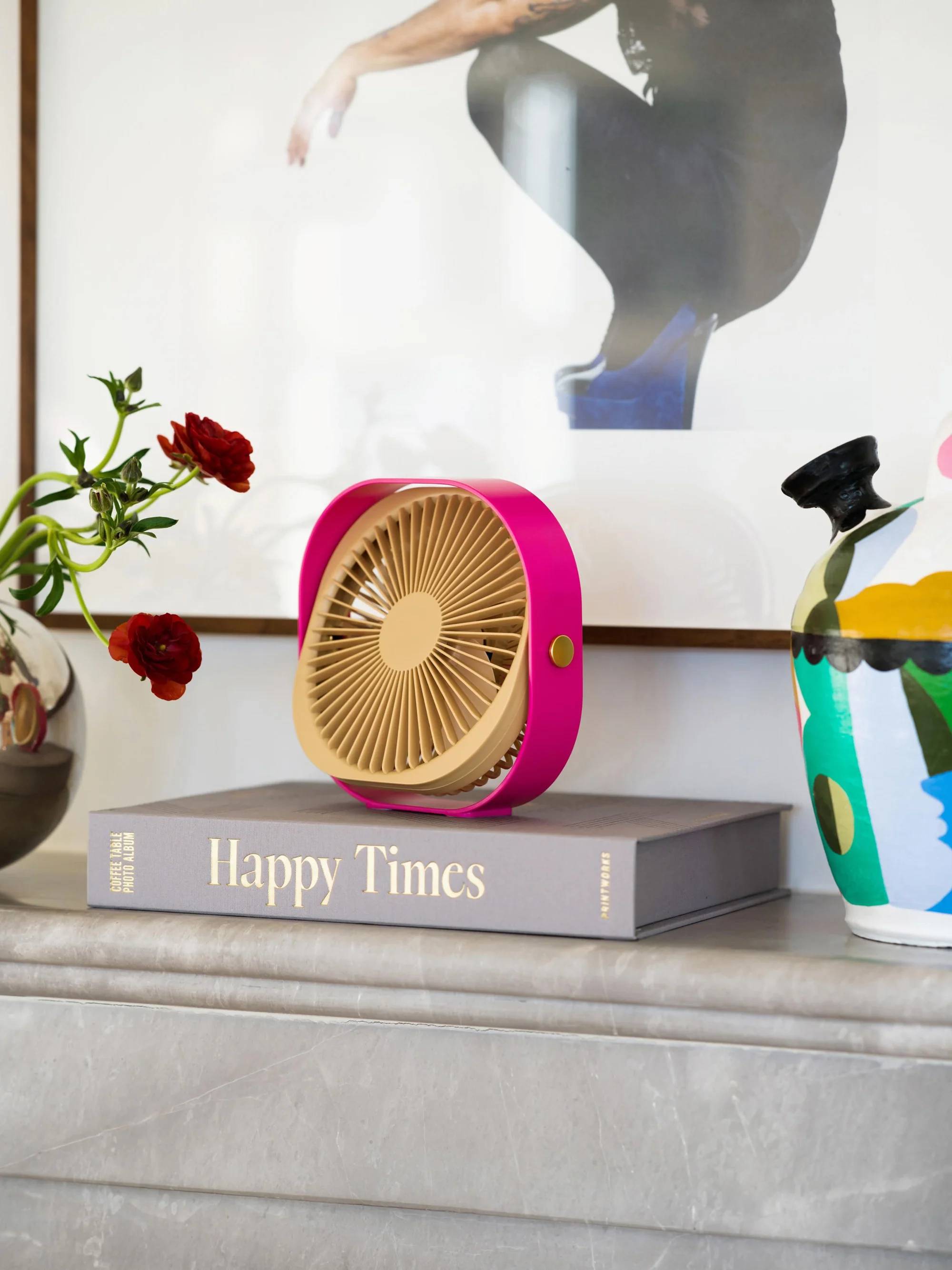 Il ventilatore da tavolo Fantastic di Westwing funziona in modo completamente silenzioso ed è regolabile su 3 livelli di velocità. Grazie alla funzione di rotazione a 360 gradi, è possibile dirigere l’aria esattamente dove si necessita. La batteria si tramite il cavo micro USB incluso. Misura L 20 x P 7 x H 20 cm. Prezzo 59,99 euro. www.westwing.it