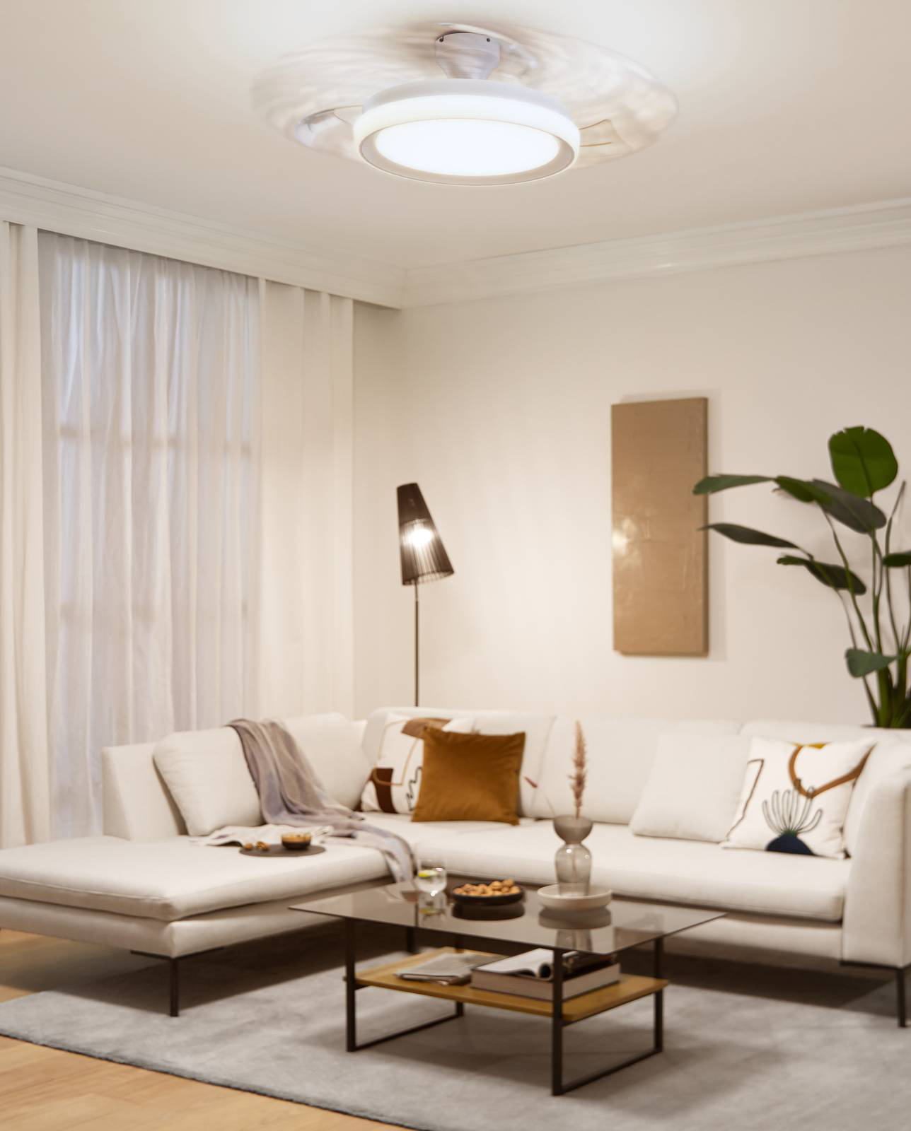 Bliss di Philips (cm 510 x 418mm) unisce un’estetica moderna alla possibilità di scegliere tra varie finiture (tra cui bianco, nero, oro e l’effetto “cielo stellato”) e ha pale trasparenti con un’apertura di 106 cm che si nascondono dalla vista quando non sono in uso. Ha funzione estate/inverno e grazie alla modalità Brezza Naturale, ogni 30 secondi la potenza della ventola alterna velocità alta e velocità bassa, generando un piacevole e naturale refolo di vento. Prezzo 219,90 euro. www.lighting.philips.it/consumer