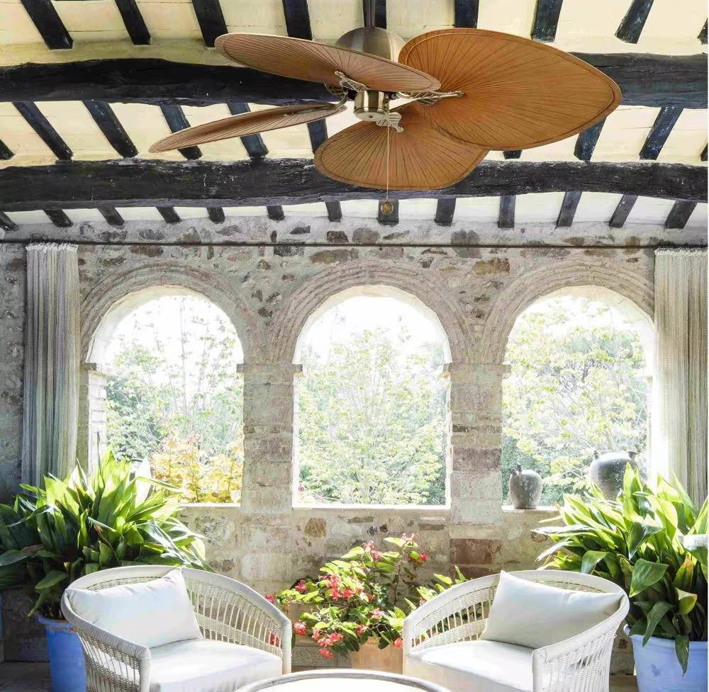 Con 4 pale in Abs che sembrano petali di fiori, il ventilatore da soffitto Cuba di Faro Barcelona è ideale per stanze da circa 20 mq. Funziona con catena e ha 3 velocità regolabili. Adatto anche per un soffitto inclinato, ha funzione inversa. Ø 132 cm. Prezzo 346 euro. www.maisonsdumonde.com Con 4 pale in Abs che sembrano petali di fiori, il ventilatore da soffitto Cuba di Faro Barcelona è ideale per stanze da circa 20 mq. Funziona con catena e ha 3 velocità regolabili. Adatto anche per un soffitto inclinato, ha funzione inversa. Ø 132 cm. Prezzo 346 euro. www.maisonsdumonde.com