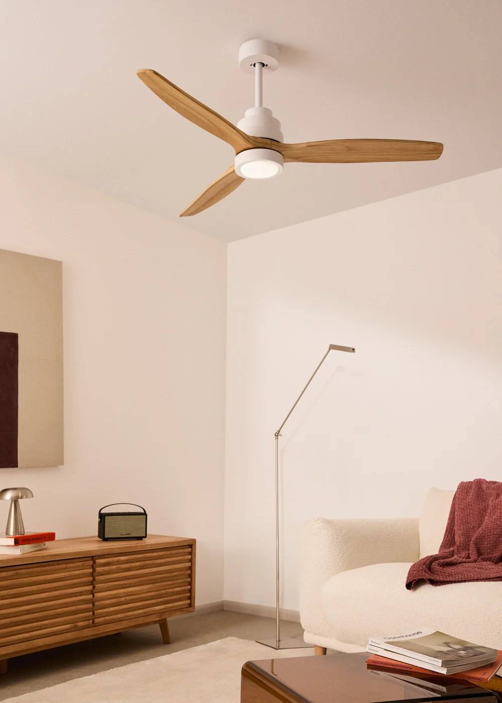 Silenzioso con motore DC 40 watt, il ventilatore da soffitto Wind Stylance di Create ha funzione estate/inverno e 6 velocità di regolazione. Dispone di un timer programmabile fino a 4 ore e si può scegliere con o senza luce LED. È disponibile anche nella versione con wi-fi per controllarlo dal telefono tramite app. Con Ø di 132 cm e luce, prezzo 209,95 euro. www.create-store.com Silenzioso con motore DC 40 watt, il ventilatore da soffitto Wind Stylance di Create ha funzione estate/inverno e 6 velocità di regolazione. Dispone di un timer programmabile fino a 4 ore e si può scegliere con o senza luce LED. È disponibile anche nella versione con wi-fi per controllarlo dal telefono tramite app. Con Ø di 132 cm e luce, prezzo 209,95 euro. www.create-store.com