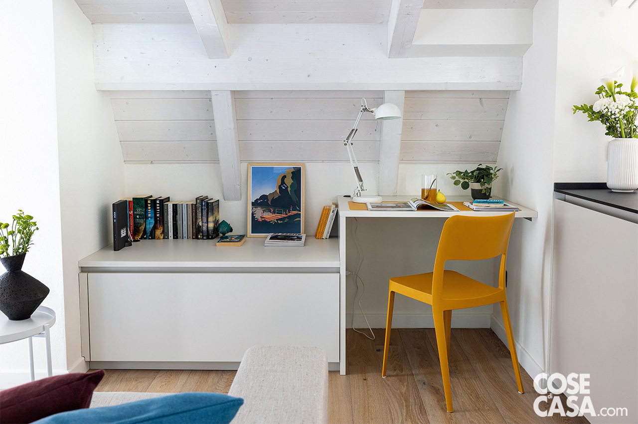 zona studio sottotetto scrivania bianca zona studio sottotetto scrivania bianca