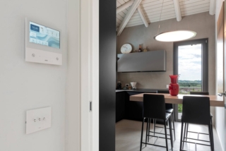 Comandi a levetta e placche in Corian® New Style e monitor videocitofonico. Comandi a levetta e placche in Corian® New Style e monitor videocitofonico.