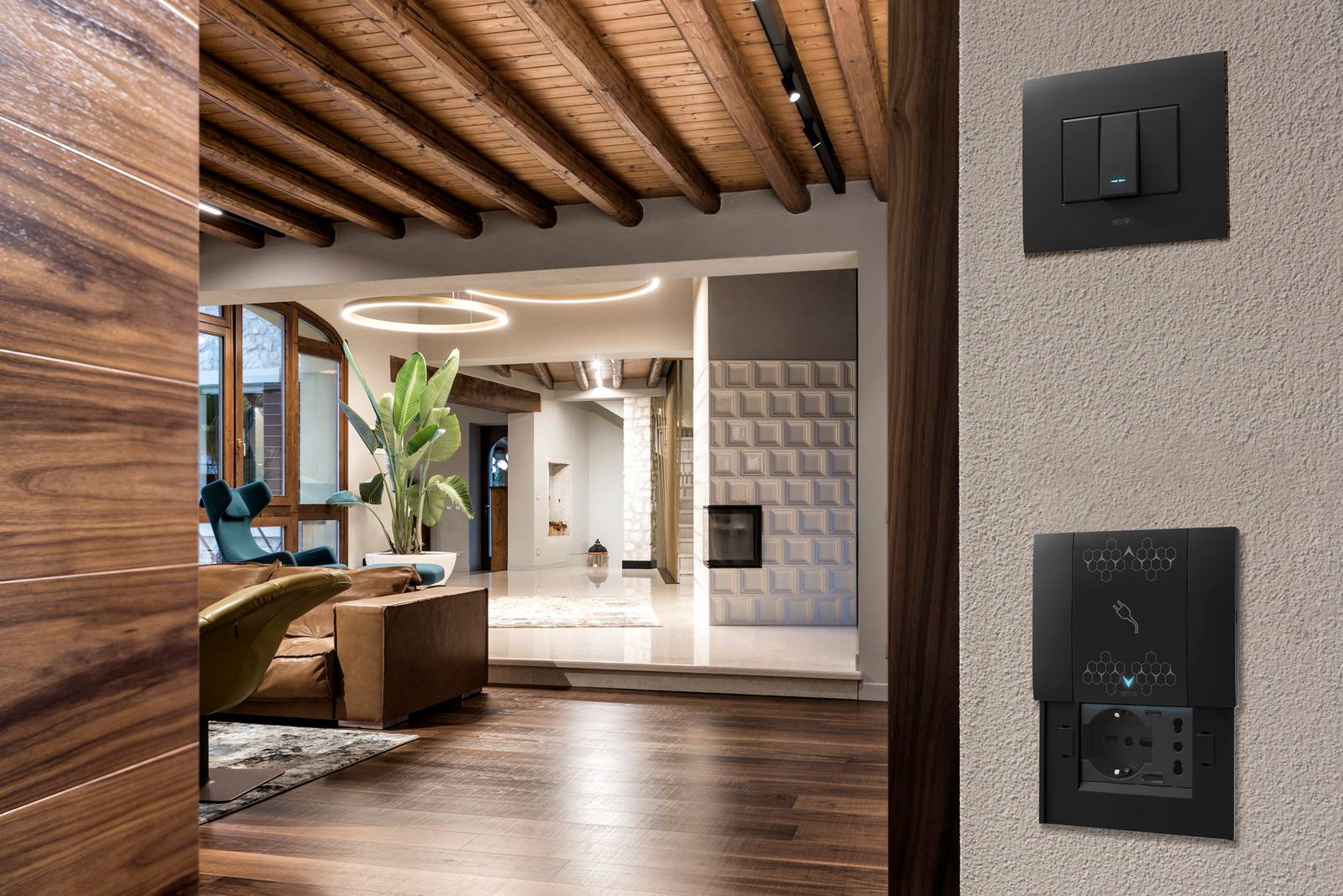 Comando e multipresa Tekla 44 su placche Smart 44 finestrata e a scivolo. Comando e multipresa Tekla 44 su placche Smart 44 finestrata e a scivolo.