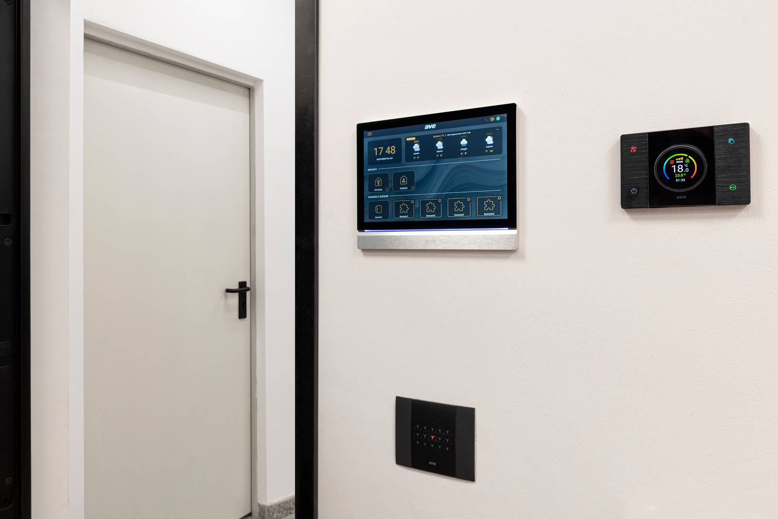 Il sistema integrato AVE unisce tecnologia e design, armonizzando ogni funzione con l’estetica dell’impianto elettrico. Il sistema integrato AVE unisce tecnologia e design, armonizzando ogni funzione con l’estetica dell’impianto elettrico.