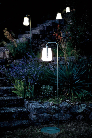 Balad di Fermob (www.fermob.com), iconica lampada da esterno senza fili
a batteria ricaricabile, amplia la propria funzionalità con una struttura portante d’acciaio disponibile in più colori, da piantare nel terreno o autoportante grazie a una base tonda. Il corpo luminoso
di polietilene, leggero e trasportabile
con una maniglia, si può scegliere in due dimensioni. La lampada (H 25 cm) costa 89 euro, il sostegno (H 100 cm) 110 euro. Balad di Fermob (www.fermob.com), iconica lampada da esterno senza fili
a batteria ricaricabile, amplia la propria funzionalità con una struttura portante d’acciaio disponibile in più colori, da piantare nel terreno o autoportante grazie a una base tonda. Il corpo luminoso
di polietilene, leggero e trasportabile
con una maniglia, si può scegliere in due dimensioni. La lampada (H 25 cm) costa 89 euro, il sostegno (H 100 cm) 110 euro.