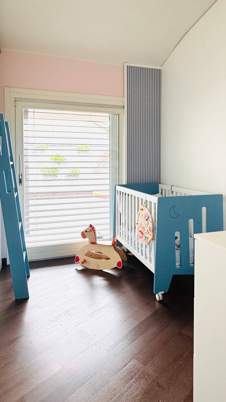 La zona per il fratellino, al di là del nuovo pannello, è costituita dal lettino dipinto di bianco e blu-azzurro.  