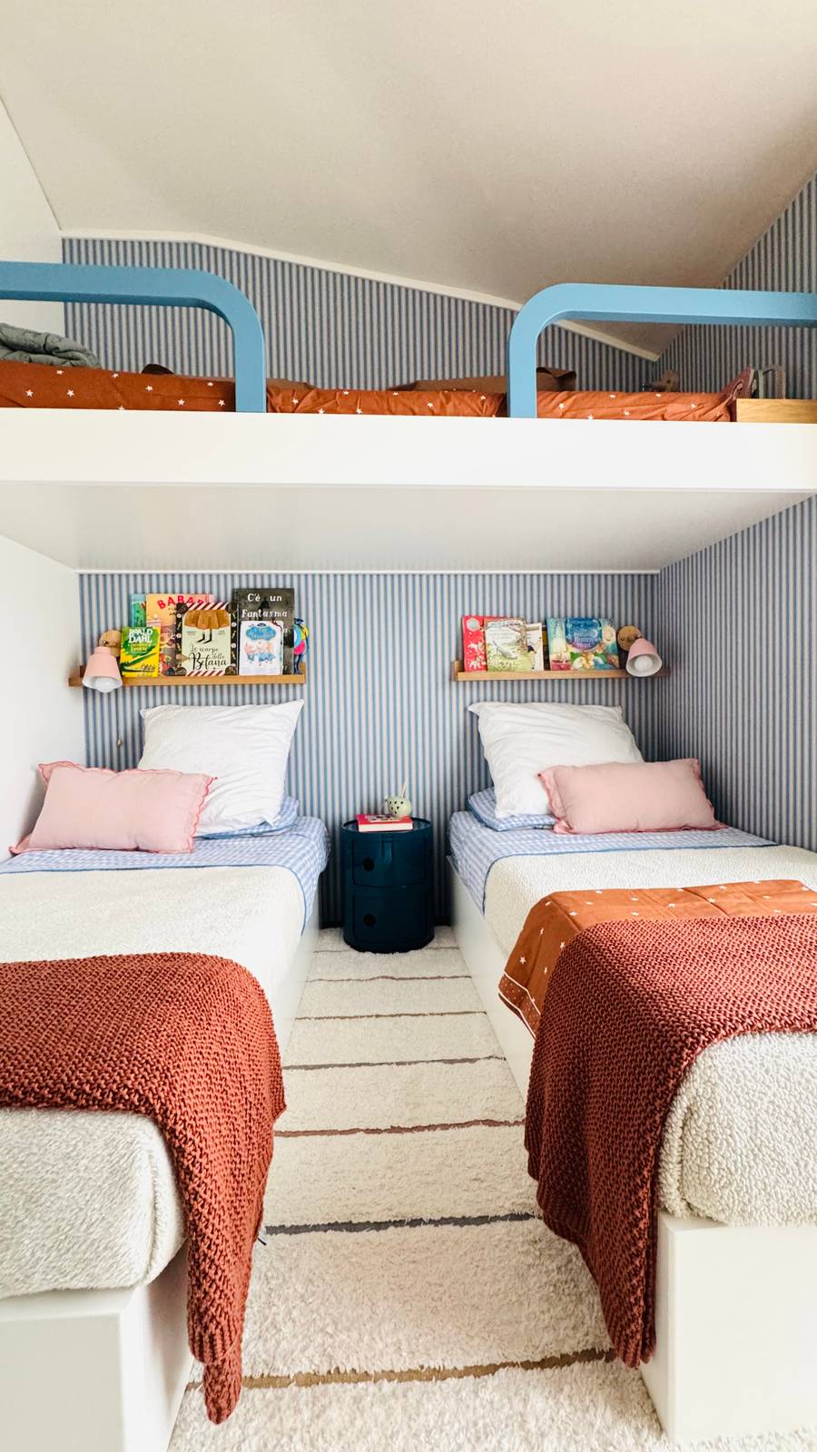 Il fratellino, che da neonato sta al di là del divisorio, occupa in futuro il letto superiore.