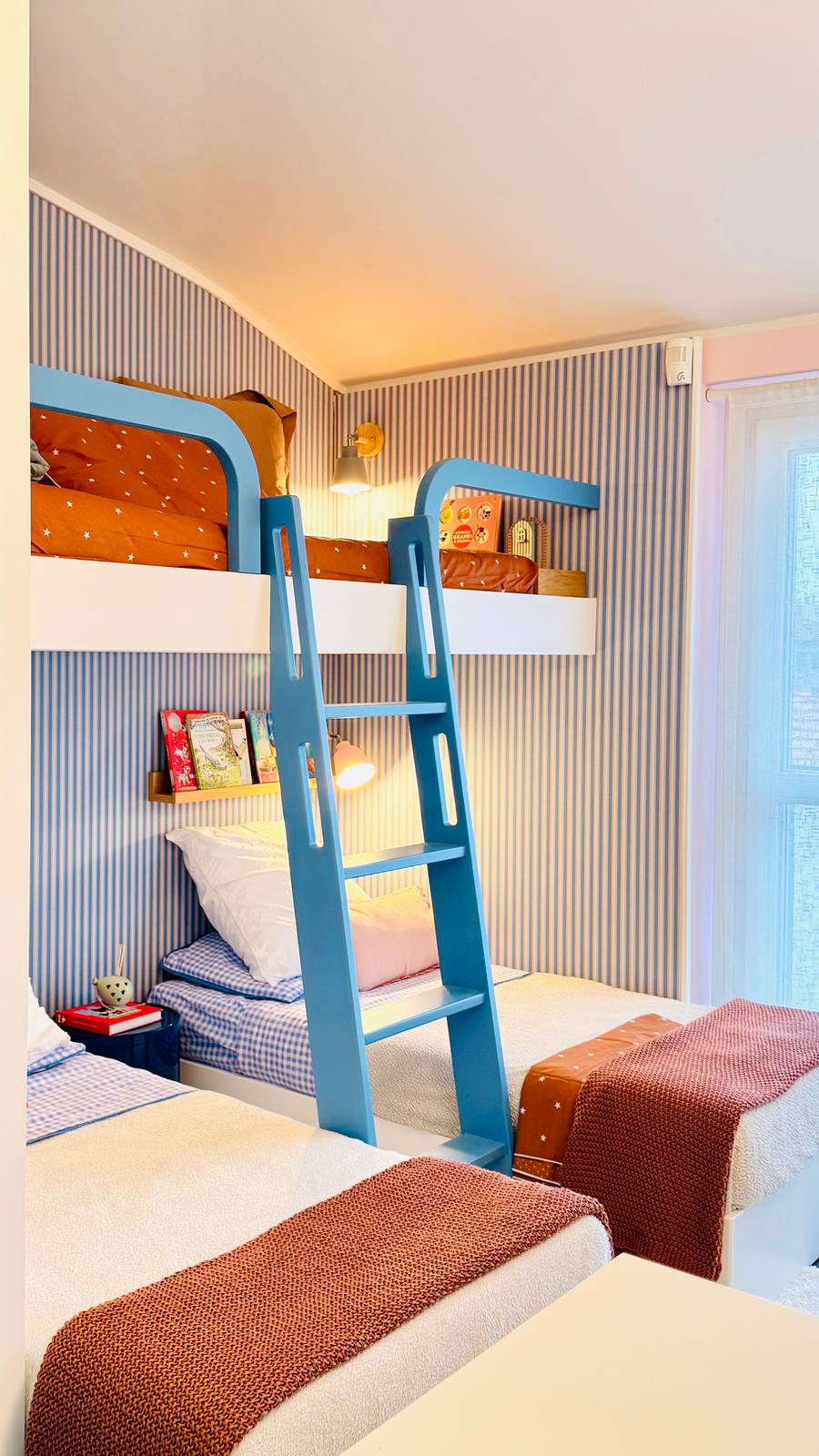 Sopra i due letti delle bambine c’è il terzo letto; quando sarà sicuro nel salire la scaletta, il bambino avrà già pronto un suo letto separat. Ognuno ha la sua lucina, che può essere controllata singolarmente.