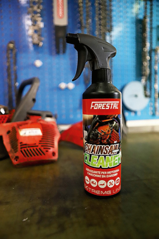 Lo spray Chainsaw Cleaner di Forestal, distr.
da Sabart (www.sabart.it), per la pulizia di motoseghe
e macchine per il giardinaggio, è uno sgrassante tecnico super concentrato, specifico per la rimozione
di olio, sporco e detriti. La confezione da 1 l costa 8,43 euro. Lo spray Chainsaw Cleaner di Forestal, distr.
da Sabart (www.sabart.it), per la pulizia di motoseghe
e macchine per il giardinaggio, è uno sgrassante tecnico super concentrato, specifico per la rimozione
di olio, sporco e detriti. La confezione da 1 l costa 8,43 euro.