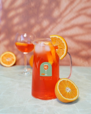Per ottenere il gusto autentico dello spritz, sono fondamentali le corrette proporzioni dei vari ingredienti. Ecco perché può essere molto utile il Decanter proposto da Cookut per preparare e servire sempre uno spritz perfetto che ha gli ingredienti e le quantità stampati direttamente sulla caraffa. In vetro, è ideale per preparare 4, 6 o 8 bicchieri di bevanda perfettamente dosata. È in vendita al prezzo di 29,90 euro. www.cookut.com/it Per ottenere il gusto autentico dello spritz, sono fondamentali le corrette proporzioni dei vari ingredienti. Ecco perché può essere molto utile il Decanter proposto da Cookut per preparare e servire sempre uno spritz perfetto che ha gli ingredienti e le quantità stampati direttamente sulla caraffa. In vetro, è ideale per preparare 4, 6 o 8 bicchieri di bevanda perfettamente dosata. È in vendita al prezzo di 29,90 euro. www.cookut.com/it