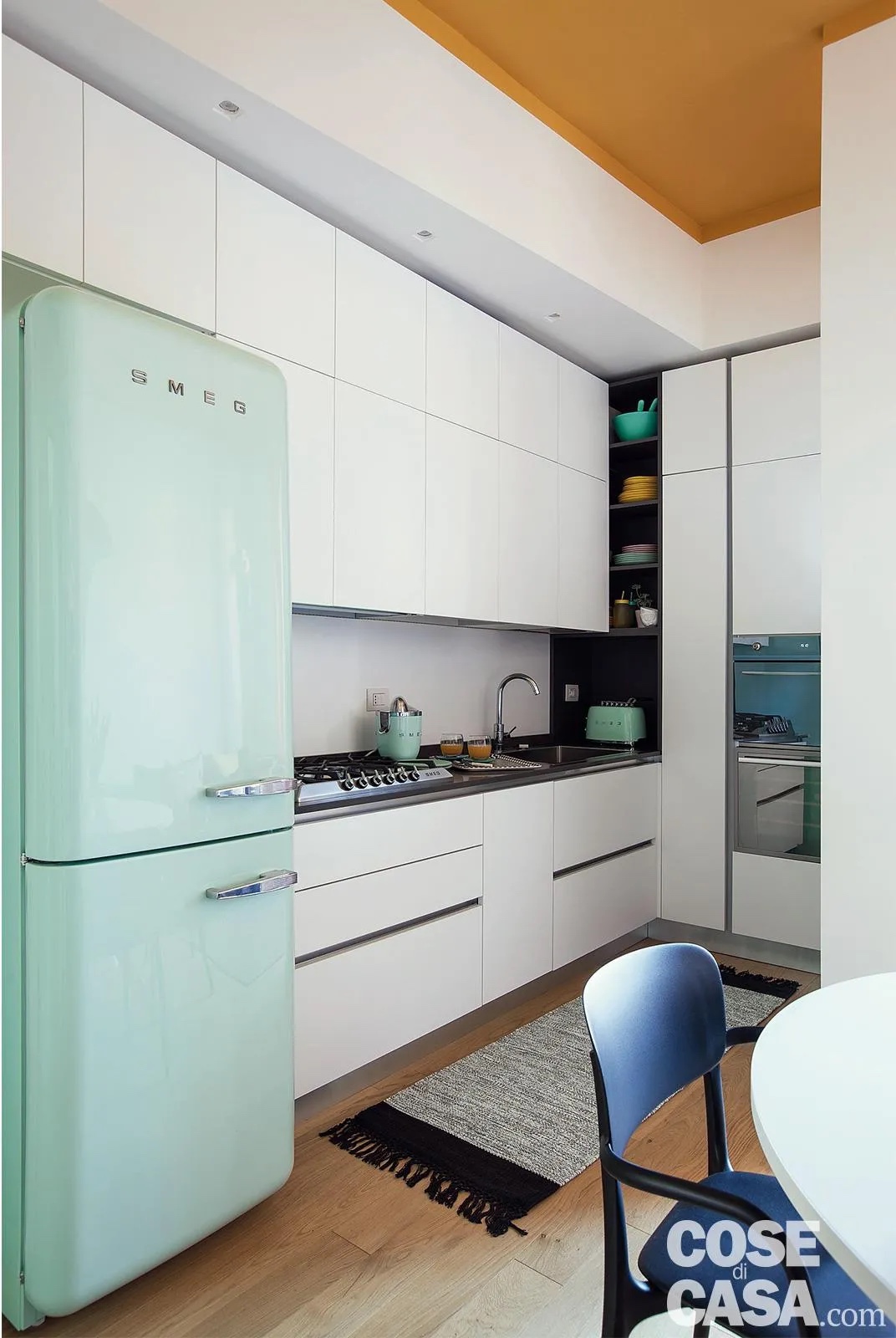 Integrata nel soggiorno, questa cucina ha una composizione a L laccata bianco opaco, con il lato più lungo che include, tutti vicini tra loro e pratici, il lavello, il piano di lavoro, i fornelli e spaziosi cassetti, oltre a una fila di pensili; il lato corto invece ospita una colonna con due forni. All'estremità opposta, lontana dal forno, si trova il frigorifero, freestanding e in stile rétro color verde acqua.
Progetto PilotArchitetti, arch. Alessia Chiapperino, arch. Paolo Conforti, arch. Paola Di Salvo, S. Donato M.se (Mi) http://www.pilotarchitetti.com - Foto Cristina Galliena Bohman - Styling Laura Mauceri Integrata nel soggiorno, questa cucina ha una composizione a L laccata bianco opaco, con il lato più lungo che include, tutti vicini tra loro e pratici, il lavello, il piano di lavoro, i fornelli e spaziosi cassetti, oltre a una fila di pensili; il lato corto invece ospita una colonna con due forni. All'estremità opposta, lontana dal forno, si trova il frigorifero, freestanding e in stile rétro color verde acqua.
Progetto PilotArchitetti, arch. Alessia Chiapperino, arch. Paolo Conforti, arch. Paola Di Salvo, S. Donato M.se (Mi) http://www.pilotarchitetti.com - Foto Cristina Galliena Bohman - Styling Laura Mauceri