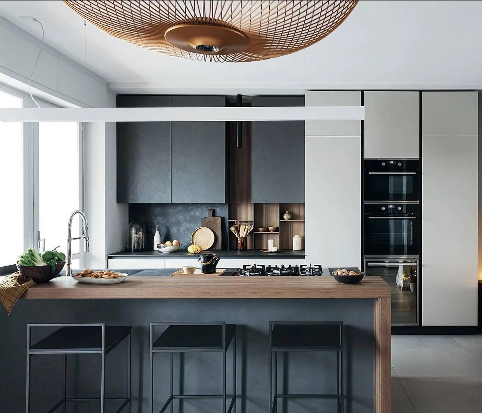 Questa composizione prevede un mobile lineare e una penisola multifunzione. Il mobile sul fondo, bianco per basi e colonne e grigio per i pensili, occupa l'intera parete: il lungo piano di lavoro poggia su elementi contenitivi, mentre le colonne a tutta altezza ospitano frigorifero, freezer, cantinetta vini e due forni. La penisola integra piano cottura e lavello con un bancone snack con sgabelli. Le funzioni risultano ben separate e di grande comodità, grazie soprattutto alle dimensioni disponibili.
Progetto Studio Artelier, arch. Silvia Scalia e Silvia Somma, Torino, Tel. 011/18865764 http://www.artelierprogetti.com - Foto Studio Roy - Styling Lidia Elisa Covello Questa composizione prevede un mobile lineare e una penisola multifunzione. Il mobile sul fondo, bianco per basi e colonne e grigio per i pensili, occupa l'intera parete: il lungo piano di lavoro poggia su elementi contenitivi, mentre le colonne a tutta altezza ospitano frigorifero, freezer, cantinetta vini e due forni. La penisola integra piano cottura e lavello con un bancone snack con sgabelli. Le funzioni risultano ben separate e di grande comodità, grazie soprattutto alle dimensioni disponibili.
Progetto Studio Artelier, arch. Silvia Scalia e Silvia Somma, Torino, Tel. 011/18865764 http://www.artelierprogetti.com - Foto Studio Roy - Styling Lidia Elisa Covello