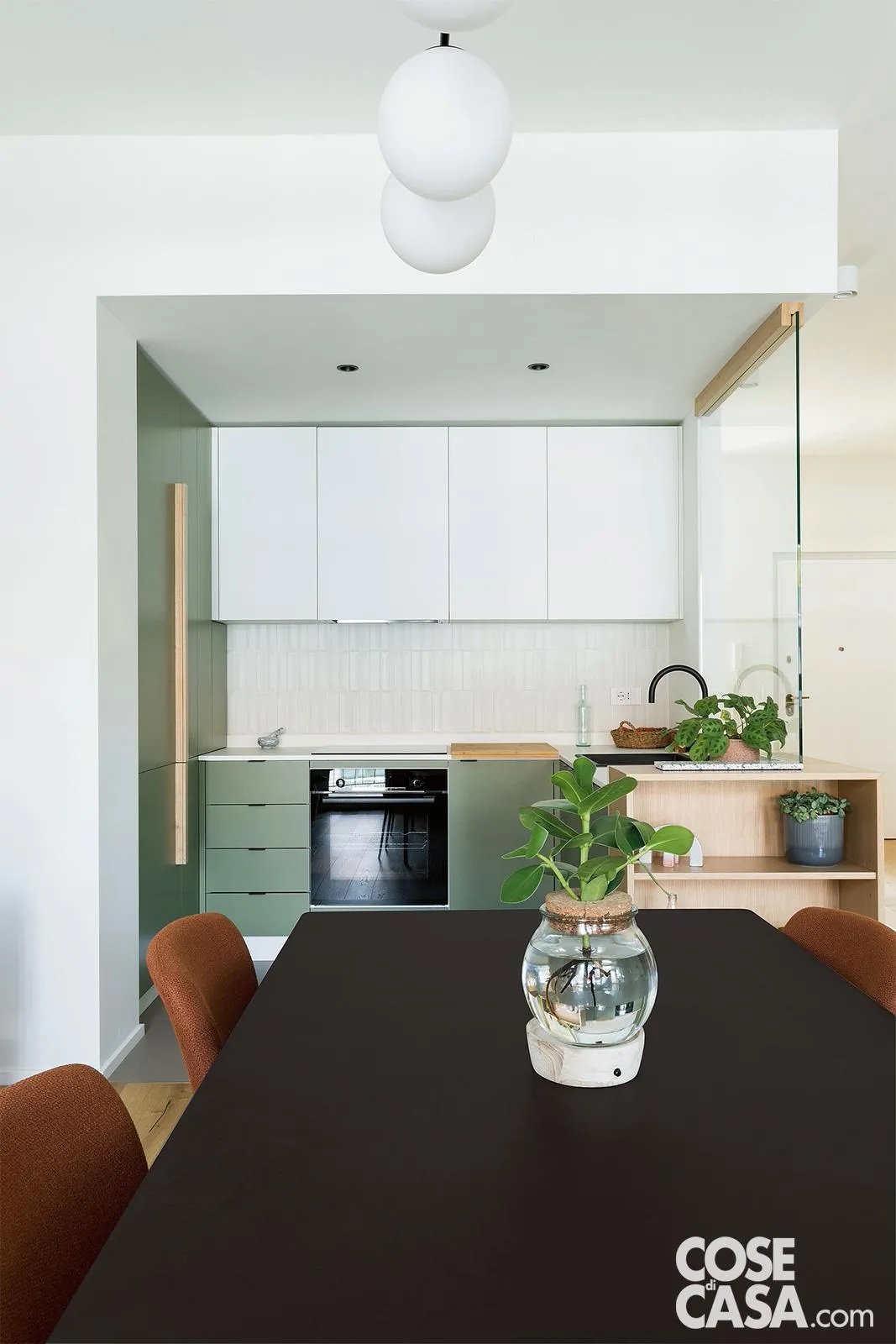 Questa cucina moderna di colore verde, parzialmente separata dall'ingresso e dal soggiorno da una quinta di vetro, si sviluppa a U. Un lato ospita colonne a tutta altezza con frigorifero, freezer e vani dispensa. La zona centrale prevede invece l'area cottura, oltre a piano di lavoro, lavastoviglie e cassetti. Il terzo lato è in realtà una penisola di legno chiaro, delimitata da una lastra trasparente, con lavello e scaffale a giorno. Tutto è ben organizzato, con tanti spazi per contenere e operare.
Progetto R3 Architetti, Corso Vittorio Emanuele II 20, Torino, r3architetti.com - Foto Marco Popescu Questa cucina moderna di colore verde, parzialmente separata dall'ingresso e dal soggiorno da una quinta di vetro, si sviluppa a U. Un lato ospita colonne a tutta altezza con frigorifero, freezer e vani dispensa. La zona centrale prevede invece l'area cottura, oltre a piano di lavoro, lavastoviglie e cassetti. Il terzo lato è in realtà una penisola di legno chiaro, delimitata da una lastra trasparente, con lavello e scaffale a giorno. Tutto è ben organizzato, con tanti spazi per contenere e operare.
Progetto R3 Architetti, Corso Vittorio Emanuele II 20, Torino, r3architetti.com - Foto Marco Popescu