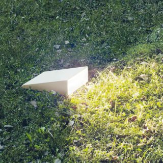 A luce diretta radente che impiega sorgenti Led ad alto rendimento, Cuneo di Artemide (www.artemide.com) sfrutta collimatori e uno schermo prismato diffondente per ottenere
un fascio ottimale. Calotta e basetta
sono di alluminio pressofuso
verniciato con guarnizione per la tenuta all'acqua. Costa 603 euro + Iva. A luce diretta radente che impiega sorgenti Led ad alto rendimento, Cuneo di Artemide (www.artemide.com) sfrutta collimatori e uno schermo prismato diffondente per ottenere
un fascio ottimale. Calotta e basetta
sono di alluminio pressofuso
verniciato con guarnizione per la tenuta all'acqua. Costa 603 euro + Iva.