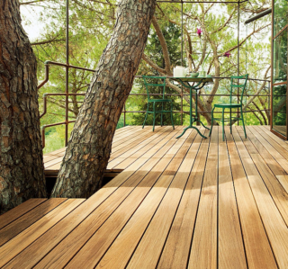 Decking Tek di Listone Giordano (www.listonegiordano.com) ha il sistema di fissaggio Clip JuAn® pre-assemblato che garantisce un risparmio di tempo fino al 40% rispetto ai sistemi tradizionali. Il legno è distanziato dalla sottostruttura, per la circolazione dell’aria, ed è finito a olio naturale. Prezzo da rivenditore. Decking Tek di Listone Giordano (www.listonegiordano.com) ha il sistema di fissaggio Clip JuAn® pre-assemblato che garantisce un risparmio di tempo fino al 40% rispetto ai sistemi tradizionali. Il legno è distanziato dalla sottostruttura, per la circolazione dell’aria, ed è finito a olio naturale. Prezzo da rivenditore.