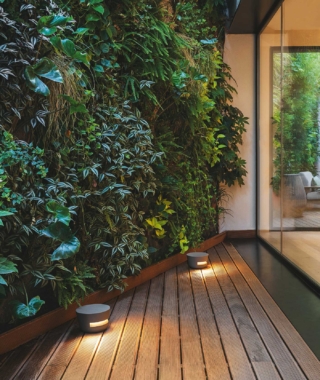 Dots Outdoor di Vibia (www.vibia.com) crea una costellazione di raggi
e aloni luminosi per segnare i percorsi e dare atmosfera in modo discreto, sottolineando la vegetazione senza toglierne il protagonismo. Dalla forma cilindrica e compatta di alluminio, è progettata per integrarsi tra le piante, sulla ghiaia o su pedane di legno, poiché declinata in tre diverse tonalità naturali e in due dimensioni (Ø 16 e 20 cm). Come in foto, costa 625 euro + Iva. Dots Outdoor di Vibia (www.vibia.com) crea una costellazione di raggi
e aloni luminosi per segnare i percorsi e dare atmosfera in modo discreto, sottolineando la vegetazione senza toglierne il protagonismo. Dalla forma cilindrica e compatta di alluminio, è progettata per integrarsi tra le piante, sulla ghiaia o su pedane di legno, poiché declinata in tre diverse tonalità naturali e in due dimensioni (Ø 16 e 20 cm). Come in foto, costa 625 euro + Iva.