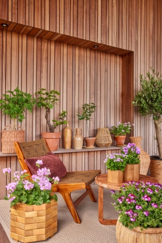 Stile moderno e sostenibilità anche per l'outdoor living, dove arredi in materiali naturali possono essere messi in risalto dal verde rigoglioso delle piante e dai colori vivaci dei fiori. Sistemati in vasi che ne mettono in risalto la bellezza, i gerani con le loro sfumature possono portare vivacità e raffinatezza su balconi, terrazzi e verande. Copyright immagine Pelargonium for Europe Stile moderno e sostenibilità anche per l'outdoor living, dove arredi in materiali naturali possono essere messi in risalto dal verde rigoglioso delle piante e dai colori vivaci dei fiori. Sistemati in vasi che ne mettono in risalto la bellezza, i gerani con le loro sfumature possono portare vivacità e raffinatezza su balconi, terrazzi e verande. Copyright immagine Pelargonium for Europe