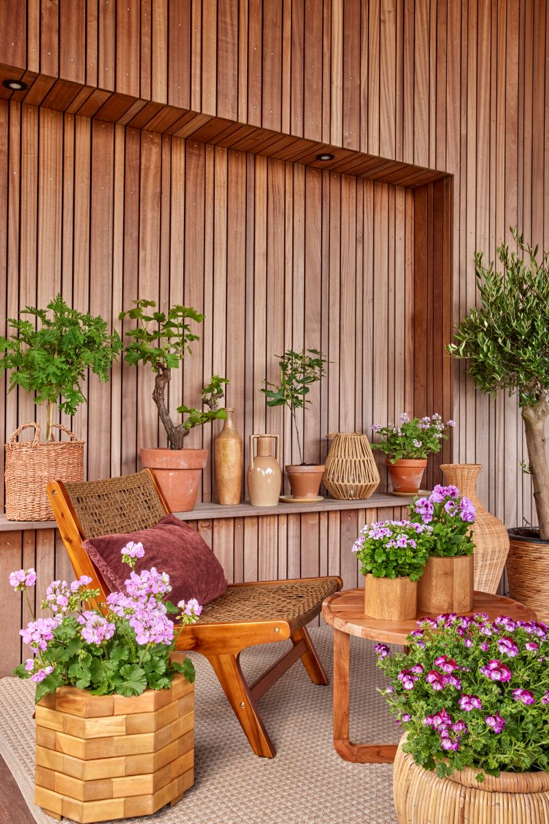 Stile moderno e sostenibilità anche per l'outdoor living, dove arredi in materiali naturali possono essere messi in risalto dal verde rigoglioso delle piante e dai colori vivaci dei fiori. Sistemati in vasi che ne mettono in risalto la bellezza, i gerani con le loro sfumature possono portare vivacità e raffinatezza su balconi, terrazzi e verande. Copyright immagine Pelargonium for Europe