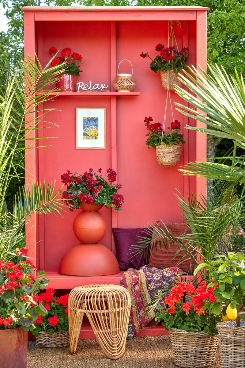 L'ispirazione jungle conquista sia gli spazi interni che quelli esterni, portando a circondarsi di natura in ogni ambiente della casa. I colori accesi dei gerani contrastano in maniera piacevole con le diverse sfumature di verde di tessili e di altre piante, dando un tocco boho-esotico all'ambiente. L'abbinamento perfetto è con pareti rosa tenue, che aggiungono un tocco caldo e accogliente. Copyright immagine Pelargonium for Europe