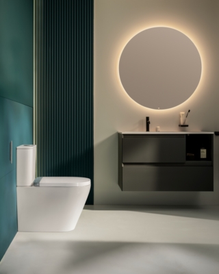 In-Wash® Vorea è la nuova smart toilet di Roca che combina tecnologia avanzata e design. Integra funzioni innovative come lavaggio frontale e posteriore con tecnologia Airtech, asciugatura delicata, sedile riscaldato, luce notturna e deodorante al carbone attivo. Con il sistema In-Tank®, che incorpora la cassetta all’interno della ceramica, ottimizza lo spazio e semplifica l’installazione. Tutte le funzioni sono gestibili tramite telecomando o app. Nell'immagine In-Wash® Vorea filo muro a pavimento con cassetta integrata, dotato di sistema Roca® Rimless Vortex, sedile e copriwater con funzione di lavaggio e asciugatura. Misure 782 x 385 x 684. Disponibile nel primo quadrimestre 2026. www.roca.it In-Wash® Vorea è la nuova smart toilet di Roca che combina tecnologia avanzata e design. Integra funzioni innovative come lavaggio frontale e posteriore con tecnologia Airtech, asciugatura delicata, sedile riscaldato, luce notturna e deodorante al carbone attivo. Con il sistema In-Tank®, che incorpora la cassetta all’interno della ceramica, ottimizza lo spazio e semplifica l’installazione. Tutte le funzioni sono gestibili tramite telecomando o app. Nell'immagine In-Wash® Vorea filo muro a pavimento con cassetta integrata, dotato di sistema Roca® Rimless Vortex, sedile e copriwater con funzione di lavaggio e asciugatura. Misure 782 x 385 x 684. Disponibile nel primo quadrimestre 2026. www.roca.it