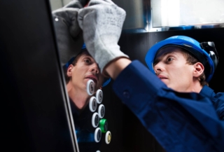 Tecnico KONE per la modernizzazione degli ascensori Tecnico KONE per la modernizzazione degli ascensori