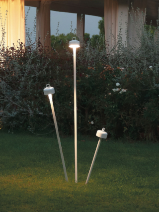 Luciole di Emu (www.emu.it),
con picchetti per l'interramento, ha
la luce a Led regolabile secondo tre gradi
di intensità che si attiva mediante interruttore on-off a sfioro posto sulla sommità del corpo illuminante, dove si trova anche il tappo rimovibile per ricarica tramite Usb. Disponibile in più altezze (e anche
in versione da tavolo), la piccola costa 174 euro, mentre i picchetti a partire da 24 euro. Luciole di Emu (www.emu.it),
con picchetti per l'interramento, ha
la luce a Led regolabile secondo tre gradi
di intensità che si attiva mediante interruttore on-off a sfioro posto sulla sommità del corpo illuminante, dove si trova anche il tappo rimovibile per ricarica tramite Usb. Disponibile in più altezze (e anche
in versione da tavolo), la piccola costa 174 euro, mentre i picchetti a partire da 24 euro.