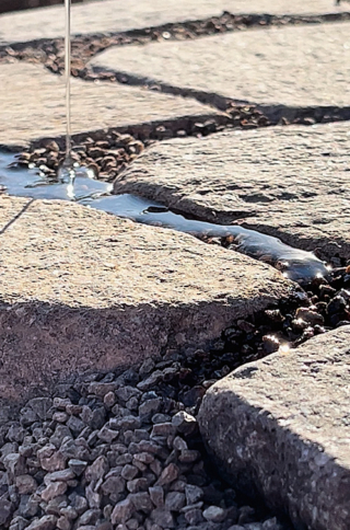 Mapestone Joint Ghost
di Mapei (www.mapei.com), per pavimentazioni elastiche e drenanti a pronta messa in esercizio, è un legante a base
di polimeri a terminazione
silanica e rapida reticolazione,
non sensibile all’umidità, privo
di isocianati, dalla posa semplice
e veloce. Prezzo da rivenditore. Mapestone Joint Ghost
di Mapei (www.mapei.com), per pavimentazioni elastiche e drenanti a pronta messa in esercizio, è un legante a base
di polimeri a terminazione
silanica e rapida reticolazione,
non sensibile all’umidità, privo
di isocianati, dalla posa semplice
e veloce. Prezzo da rivenditore.
