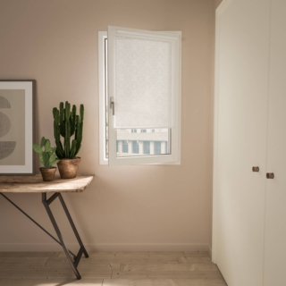 SLOW Quickfix, sistema a minimo ingombro, rapido, pratico e sicuro pensato per l'installazione diretta della tenda su serramento o vetro, senza foratura. SLOW Quickfix, sistema a minimo ingombro, rapido, pratico e sicuro pensato per l'installazione diretta della tenda su serramento o vetro, senza foratura.