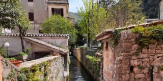 Pioraco-marche-fiume-attraversa-borgo Pioraco-marche-fiume-attraversa-borgo